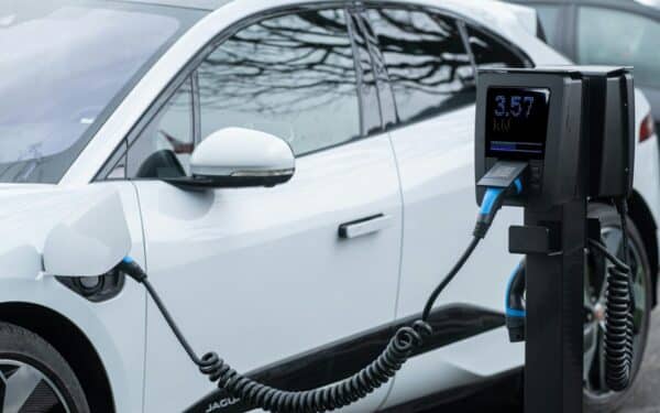 Daug triukšmo, mažai faktų: elektromobilių gaisrai – ar tikrai tokia didelė problema?