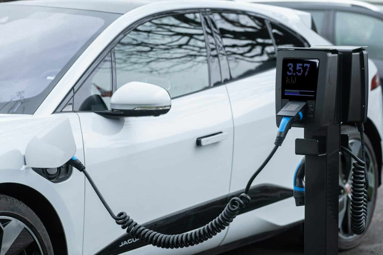 Stebinantis britų eksperimentas: išmestų e. cigarečių baterijos pajudino automobilį