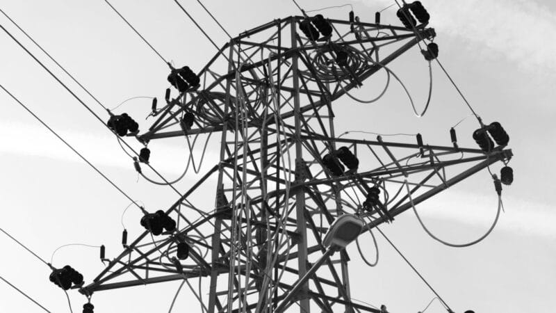 Dronai smogė strategiškai svarbiems objektams: elektros tiekimas sutriko penkiose savivaldybėse