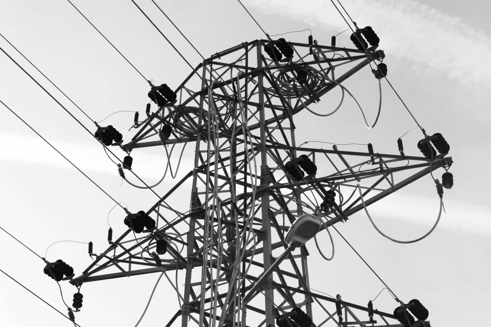 Dronai smogė strategiškai svarbiems objektams: elektros tiekimas sutriko penkiose savivaldybėse