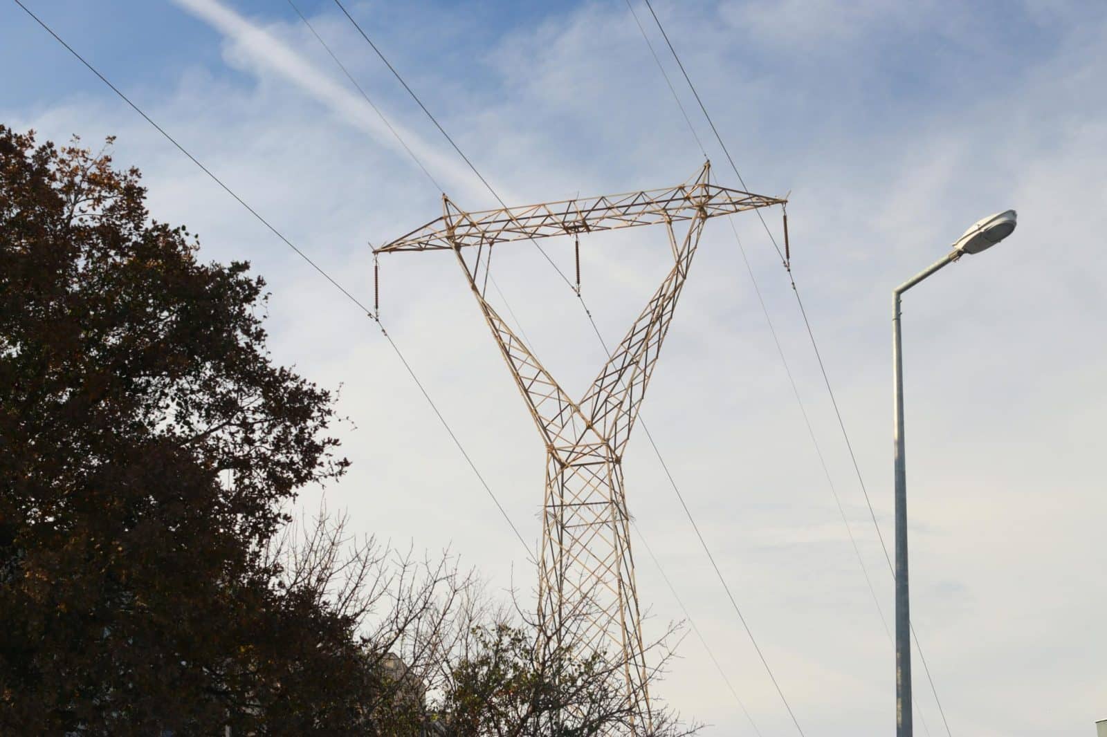 Nemaloni žinia vartotojams: elektra brango, tačiau vienos priežasties nėra