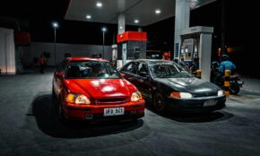 Automobiliai degalinėje. Pexels nuotr.