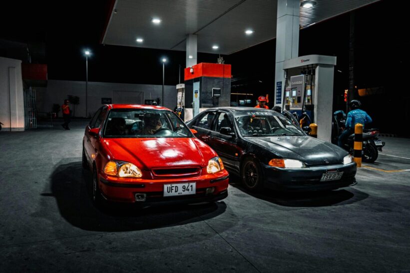 Automobiliai degalinėje. Pexels nuotr.