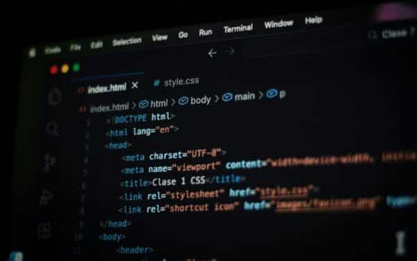 Milijonai peržiūrų ir nutekintas kodas: kodėl šis „Anthropic“ incidentas kelia tiek dėmesio?