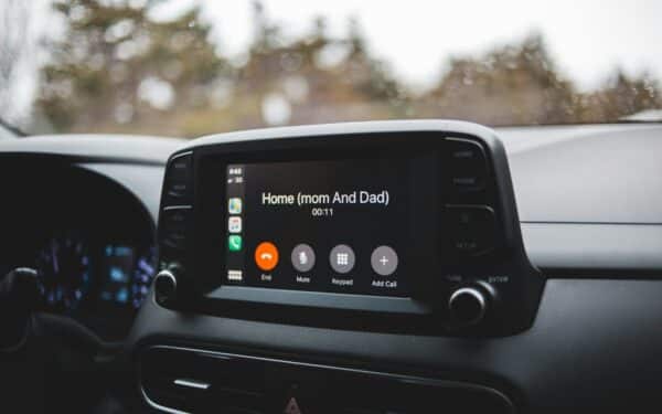 „Google“ tobulina „Android Auto“: mažiau blaškymo ir greitesnė kontrolė vairuojant