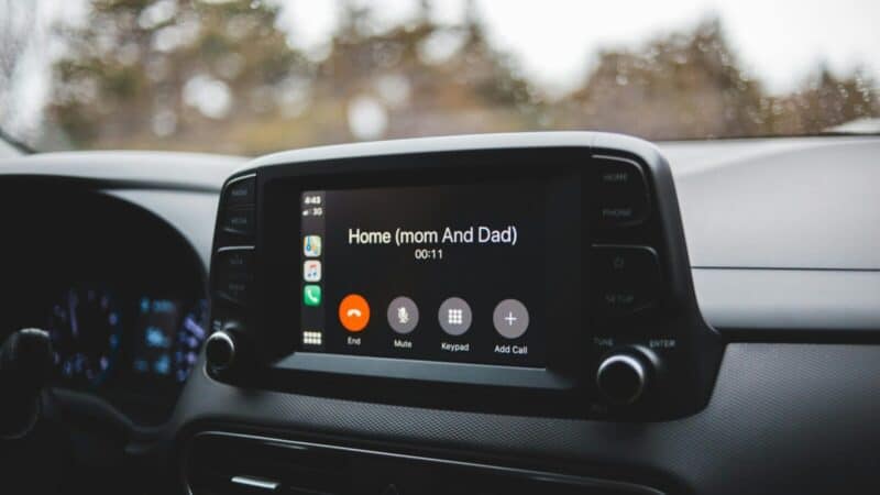 „Google“ tobulina „Android Auto“: mažiau blaškymo ir greitesnė kontrolė vairuojant