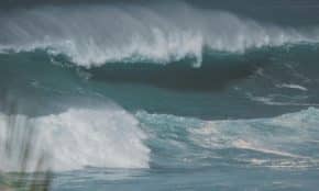 Powerful waves crash onto the Oahu coast, showcasing ocean energy in Hawaii.