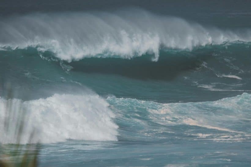 Powerful waves crash onto the Oahu coast, showcasing ocean energy in Hawaii.