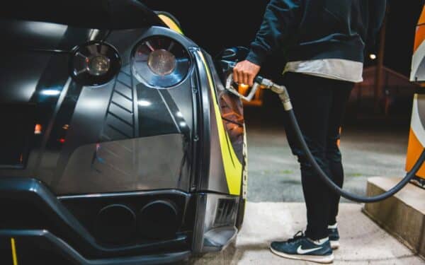 Degalų kainos mažinamos dirbtinai: ar tai išgelbės vairuotojus, ar sukels naujų problemų?