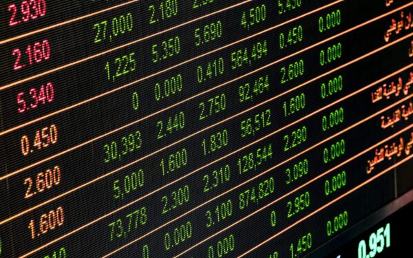 Investuotojai meta riziką per bortą: akcijos krenta, saugios užuovėjos brangsta