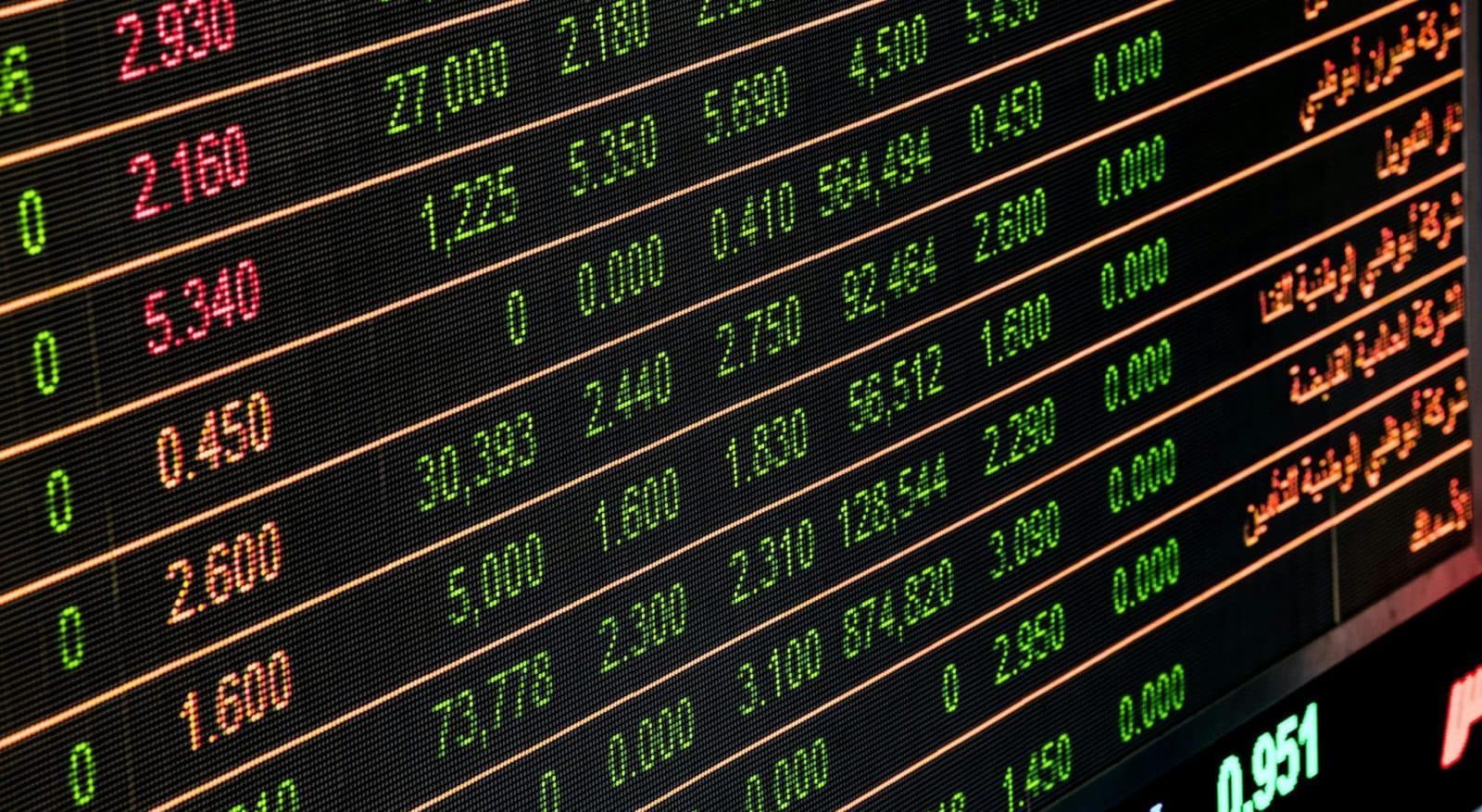 Investuotojai meta riziką per bortą: akcijos krenta, saugios užuovėjos brangsta