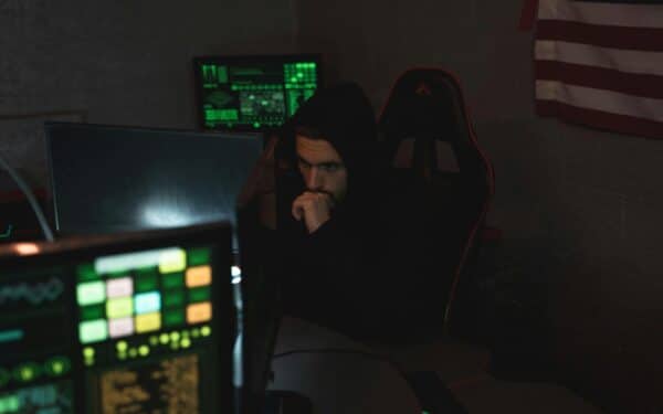 DI įrankis „Mythos“ kelia nerimą: hakeriai gali pasitelkti dirbtinį intelektą masiniams įsilaužimams