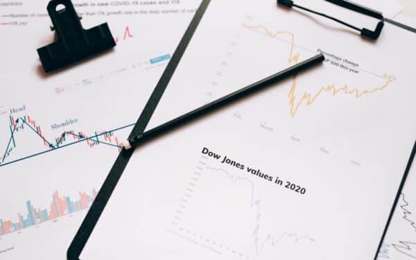 Rinkų apžvalga: nuo naftos ir spaudimo „Fed” vadovui iki „Novo Nordisk” laimėjimo