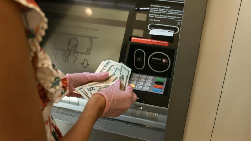 Išsiėmėte pinigus iš bankomato? Štai kodėl verta juos nedelsiant perskaičiuoti