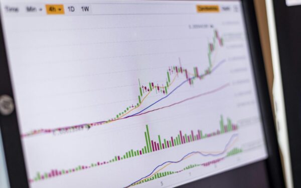 JAV rinkų apžvalga: „Fed” palūkanų nekeitė, bet infliacijos nerimas nustūmė „Dow” žemyn