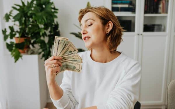 Netikėtas posūkis: lietuviai atsiėmė pinigus, bet vietoje išlaidavimo renkasi kitą strategiją