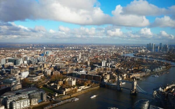 Jungtinėje Karalystėje – atsakas į degalų kainų šuolį: vairuotojams siūlomas neįprastas sprendimas