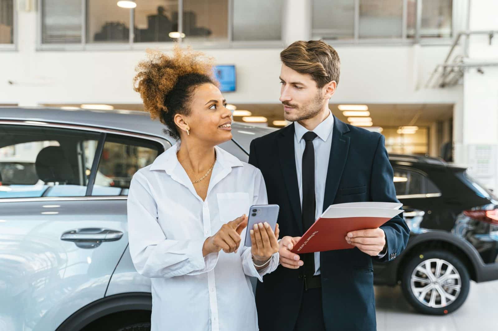 Naujas mokestis užklups vairuotojus: automobilio pirkimas gali smarkiai pabrangti