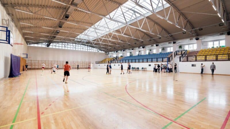 Vilnius atvėrė piniginę: už milijonus atnaujintos mokyklų sporto erdvės