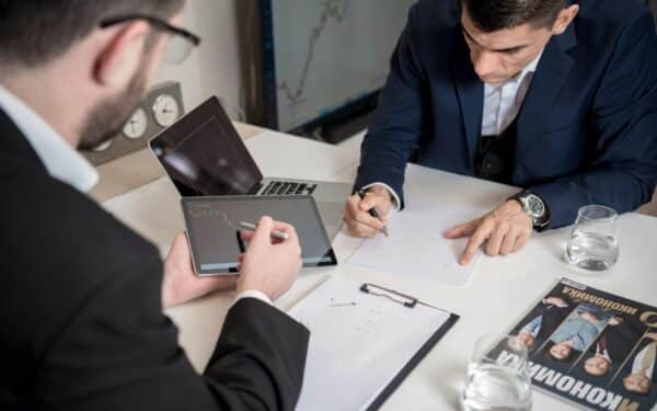 Pavojus visai Europos rinkai: karas Irane didina stagfliacijos baimę