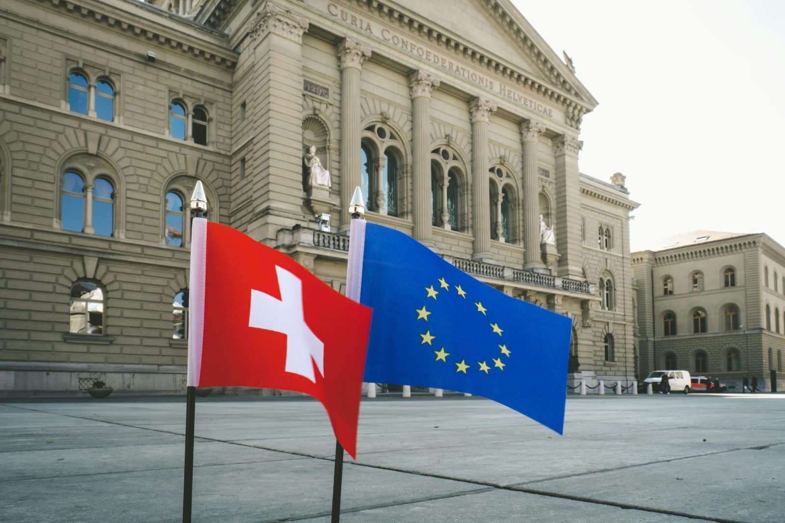 Šveicarijos ekonomika neramiais laikais: augimas lėtėja, bankrotai išlieka aukšti