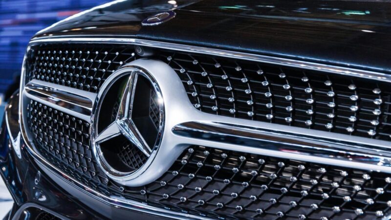 „Mercedes-Benz“ pelnas smuko 57%, rezultatai blogesni nei prognozavo analitikai