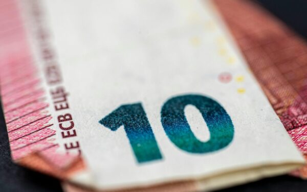 Mažėja padirbtų eurų: grynųjų naudojimas traukiasi sparčiau nei bet kada