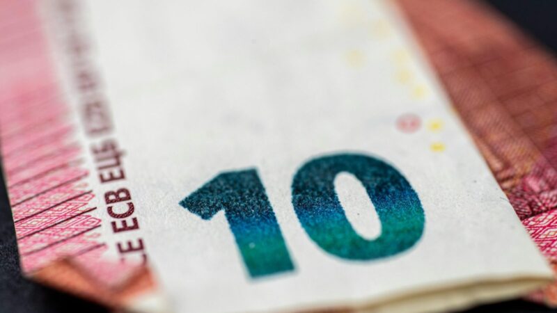 Mažėja padirbtų eurų: grynųjų naudojimas traukiasi sparčiau nei bet kada