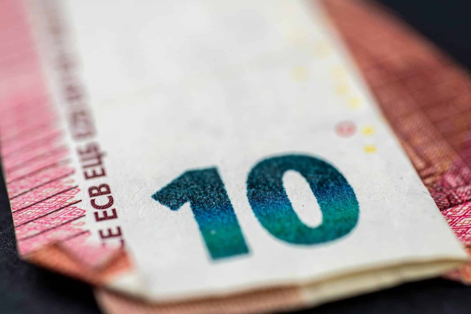 Mažėja padirbtų eurų: grynųjų naudojimas traukiasi sparčiau nei bet kada
