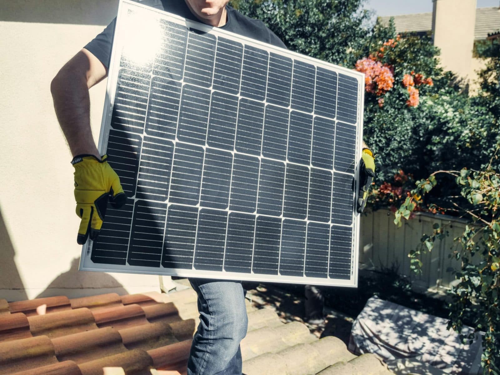 Nusukite saulės paneles nuo stogų: šis sprendimas pavers pastatus įspūdingomis elektrinėmis