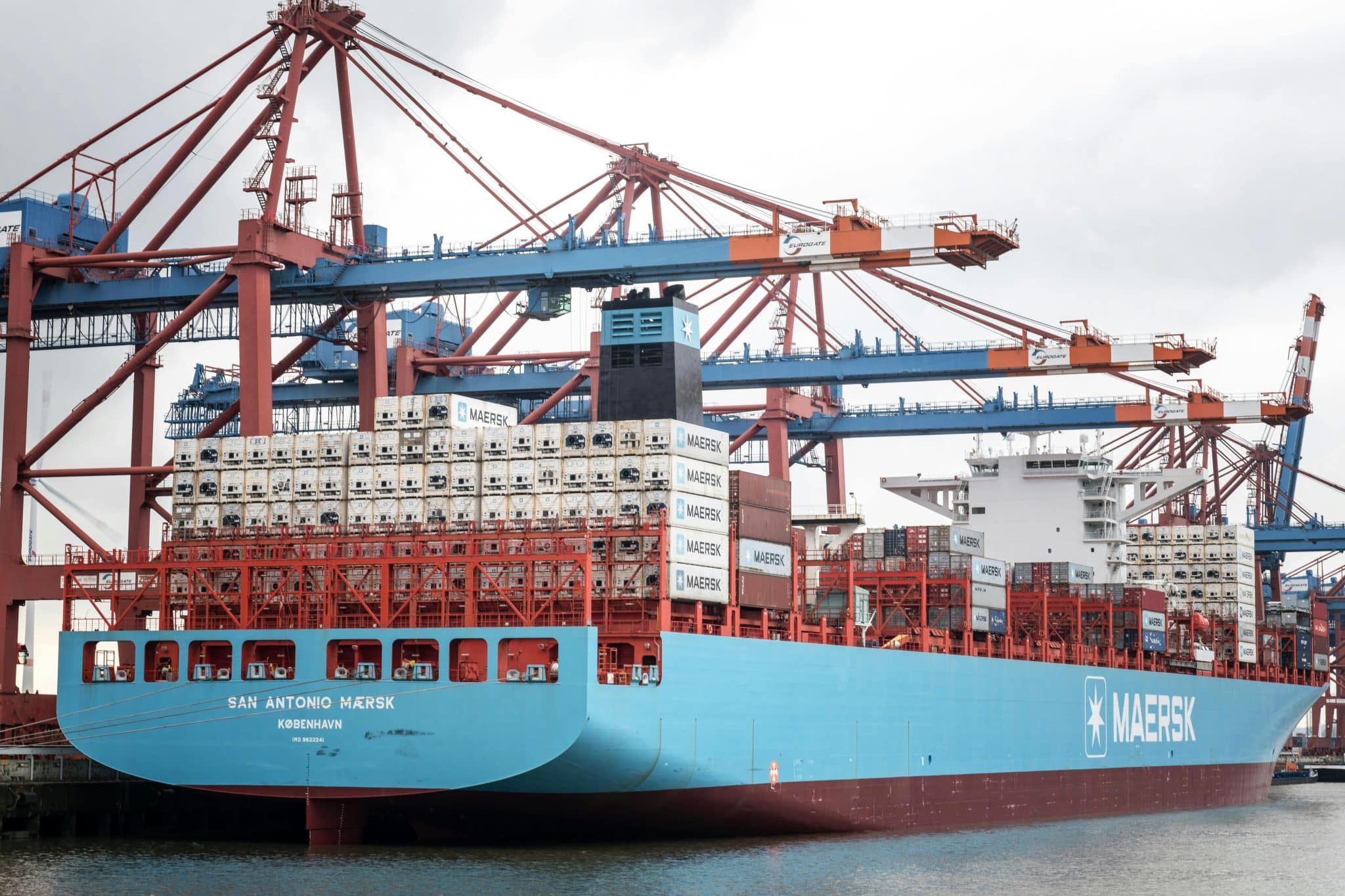 Stringa pasaulinė prekyba: „Maersk“ stabdo du svarbius jūrinius maršrutus