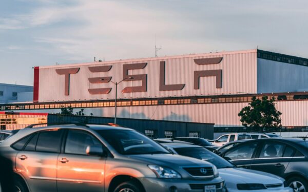 „Tesla“ akcijų šuolis: investuotojus įkvėpė naujas visureigis ir pažanga kuriant „Optimus“ robotus