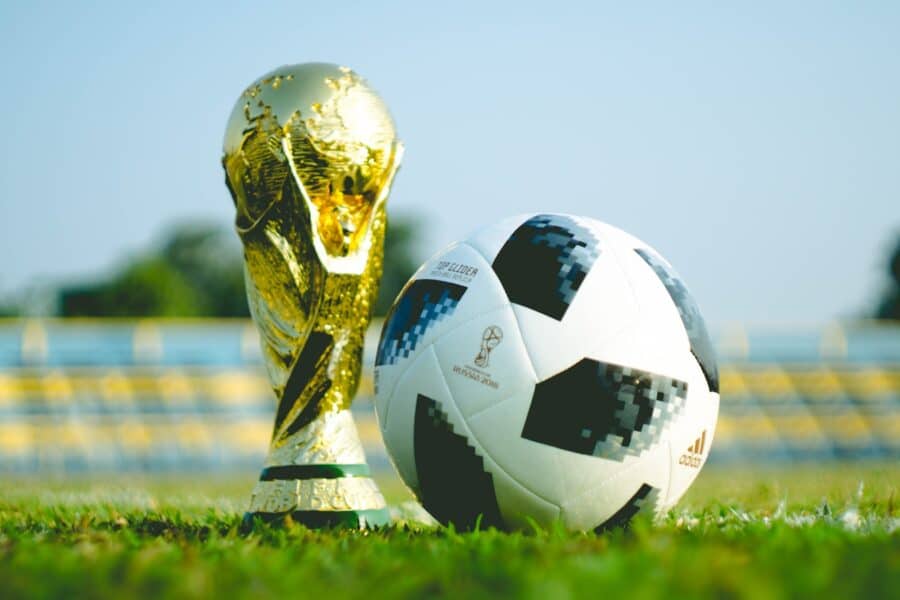 Futbolo kamuolys ir taurė. Unsplash nuotr.