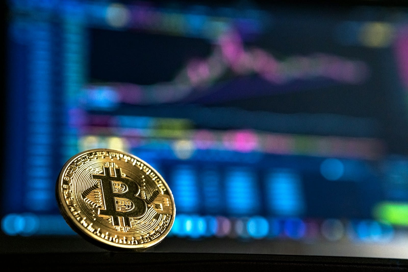 Milijardus kainavusi klaida: birža išdalijo tūkstančius bitkoinų ir sukėlė paniką