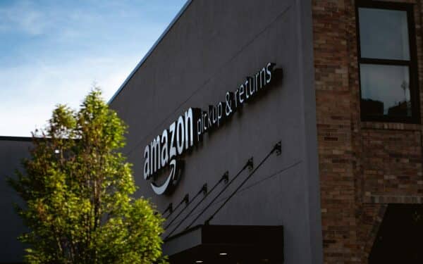 „Amazon“ būstinėje vyrauja nerimas: po sutrikimų aiškinamasi, ar prie jų prisidėjo DI įrankiai