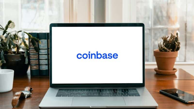 „Coinbase“ pasiūlys naujovę – kriptovaliutos ir akcijos vienoje vietoje