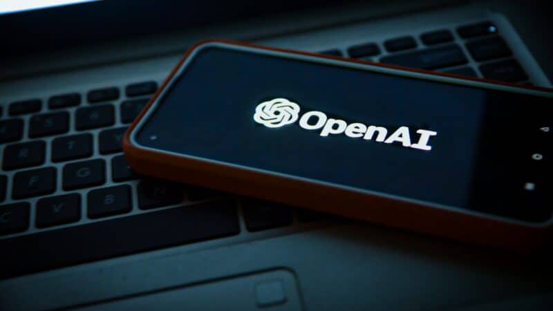 „OpenAI” keičia strategiją: atsisako nuosavų duomenų centrų ir renkasi debesijos partnerius