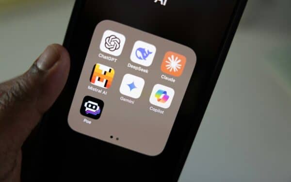 Investuotojai ignoruoja pavojus: investuotojai masiškai perka krintančias DI akcijas