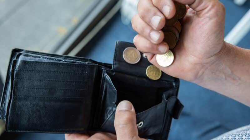 Atlyginimas gali sumažėti net dirbant daugiau: paaiškėjo, kodėl