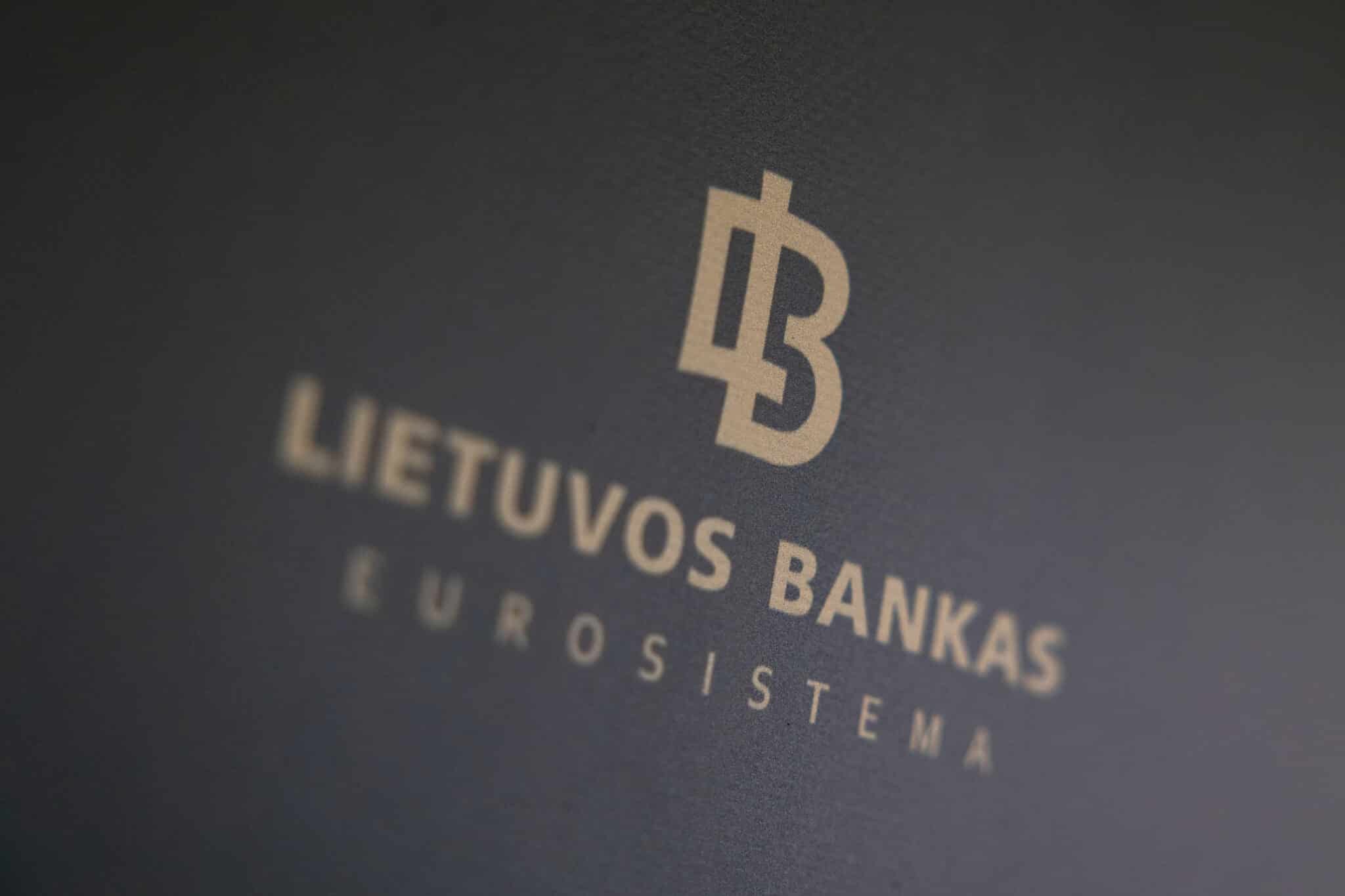 Lietuvos bankas fiksuoja neįprastą elgesį: gyventojai masiškai  atsiima pensijų pinigus grynaisiais