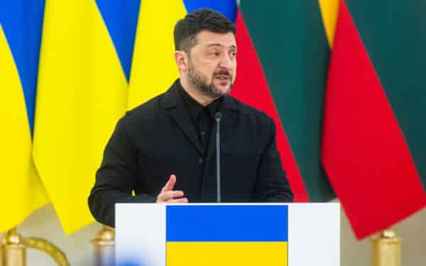 Įtampa dėl „Družbos“ kaista: Zelenskis kviečia Ficą spręsti naftos ginčo vietoje