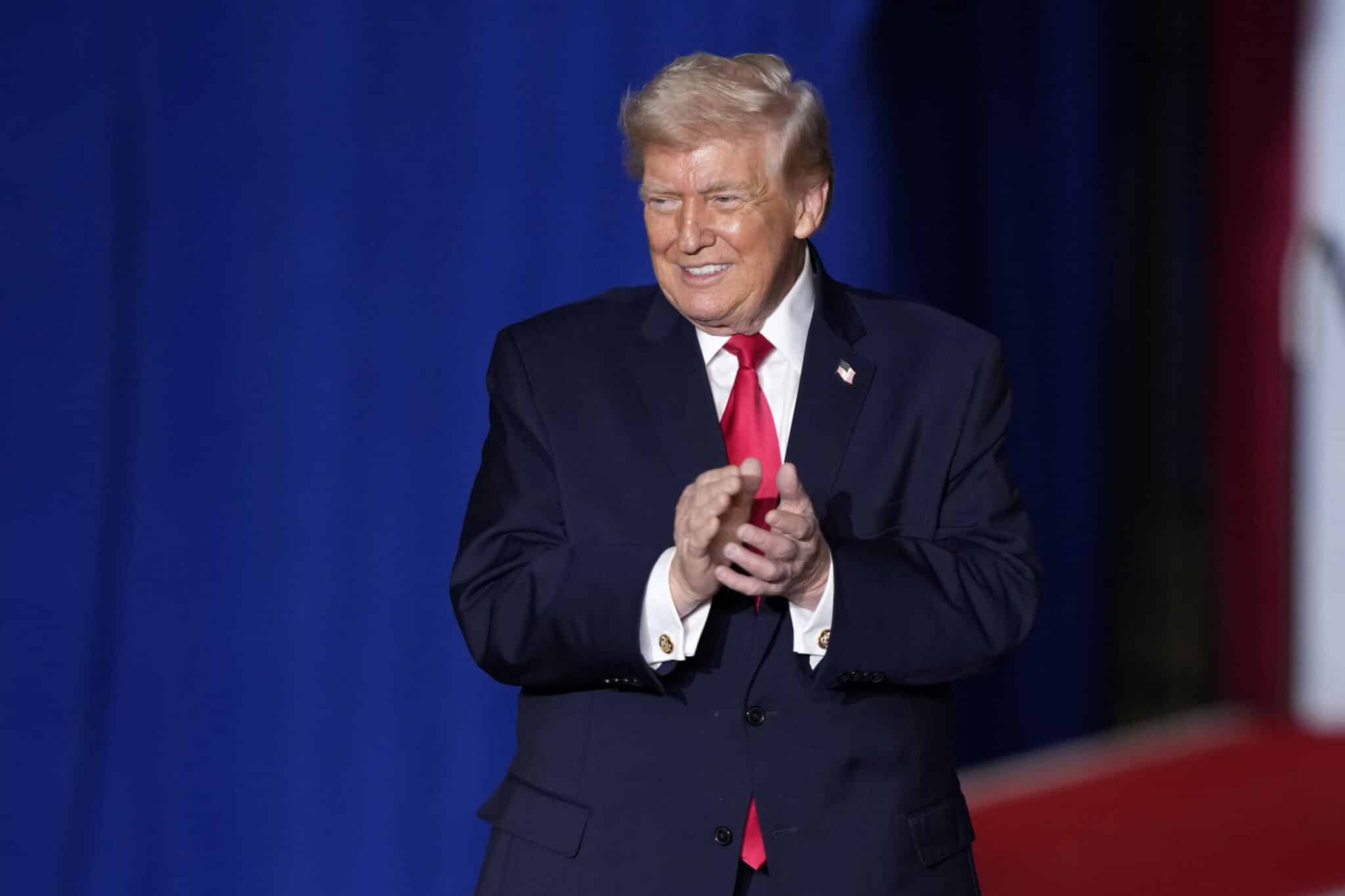 Trumpas pareiškė paramą Orbanui prieš rinkimus