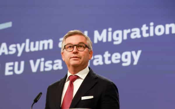 ES migracijos komisaras: Sirija dar nepakankamai stabili masinėms deportacijoms