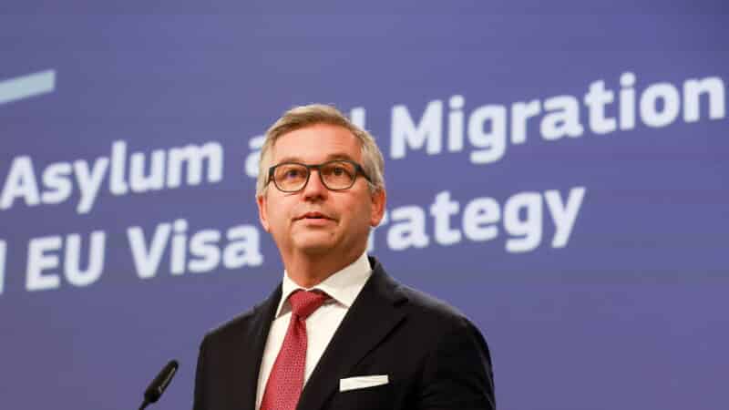 ES migracijos komisaras: Sirija dar nepakankamai stabili masinėms deportacijoms