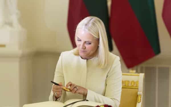 Naujai paskelbtuose Epsteino dokumentuose minima ir Norvegijos kronprincesė Mette-Marit