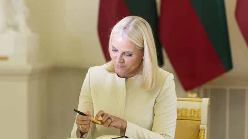 Naujai paskelbtuose Epsteino dokumentuose minima ir Norvegijos kronprincesė Mette-Marit