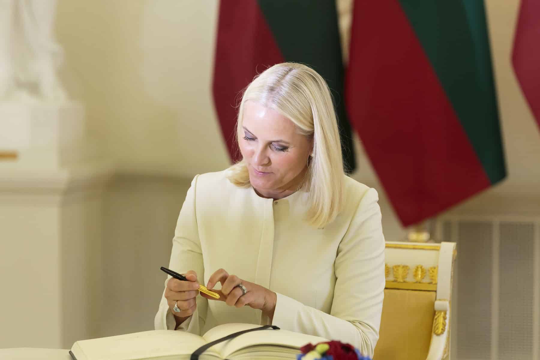 Naujai paskelbtuose Epsteino dokumentuose minima ir Norvegijos kronprincesė Mette-Marit