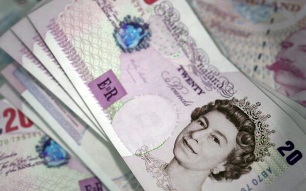 Britų svaras silpnėja: analitikai prognozuoja tolesnį nuosmukį euro ir dolerio atžvilgiu