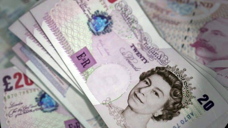 Britų svaras silpnėja: analitikai prognozuoja tolesnį nuosmukį euro ir dolerio atžvilgiu