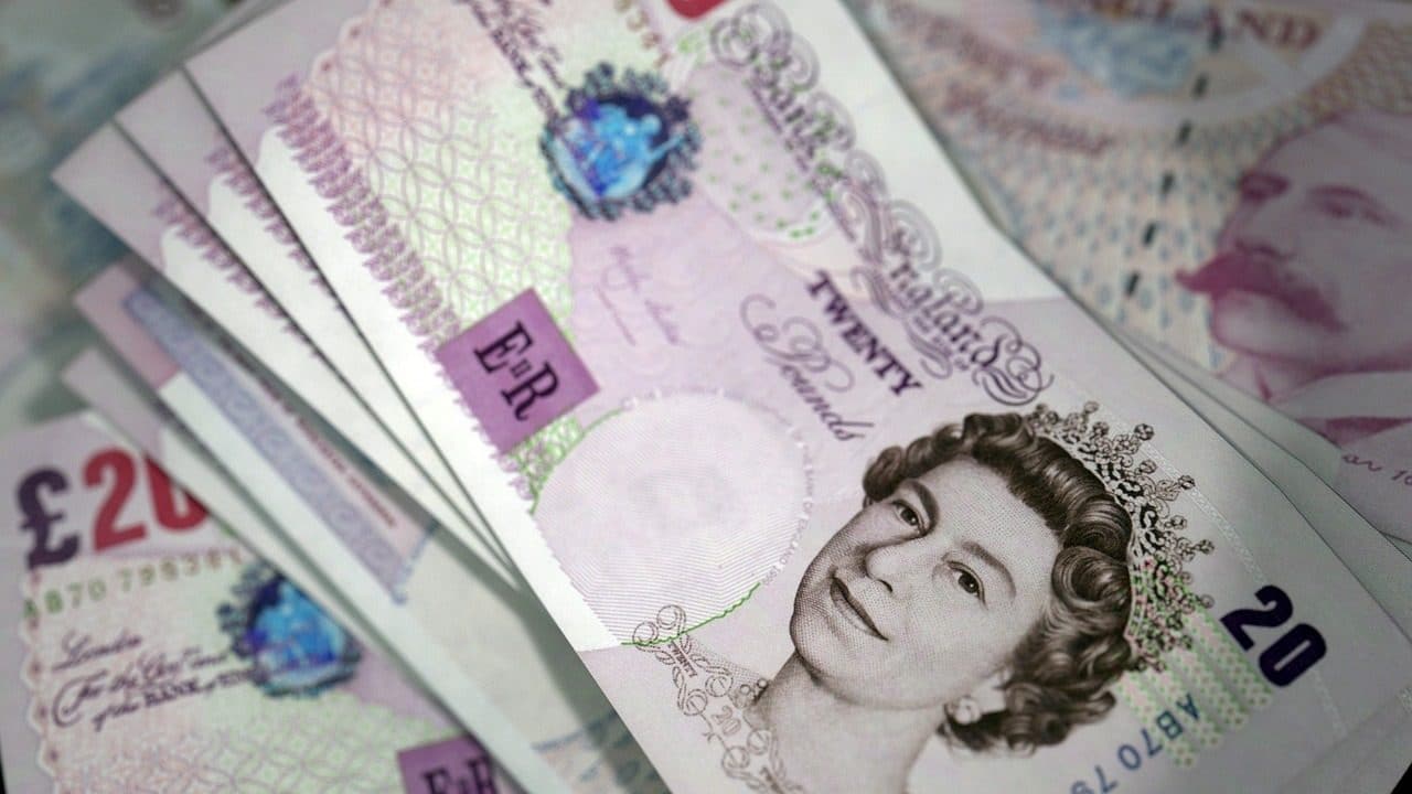 Britų svaras silpnėja: analitikai prognozuoja tolesnį nuosmukį euro ir dolerio atžvilgiu